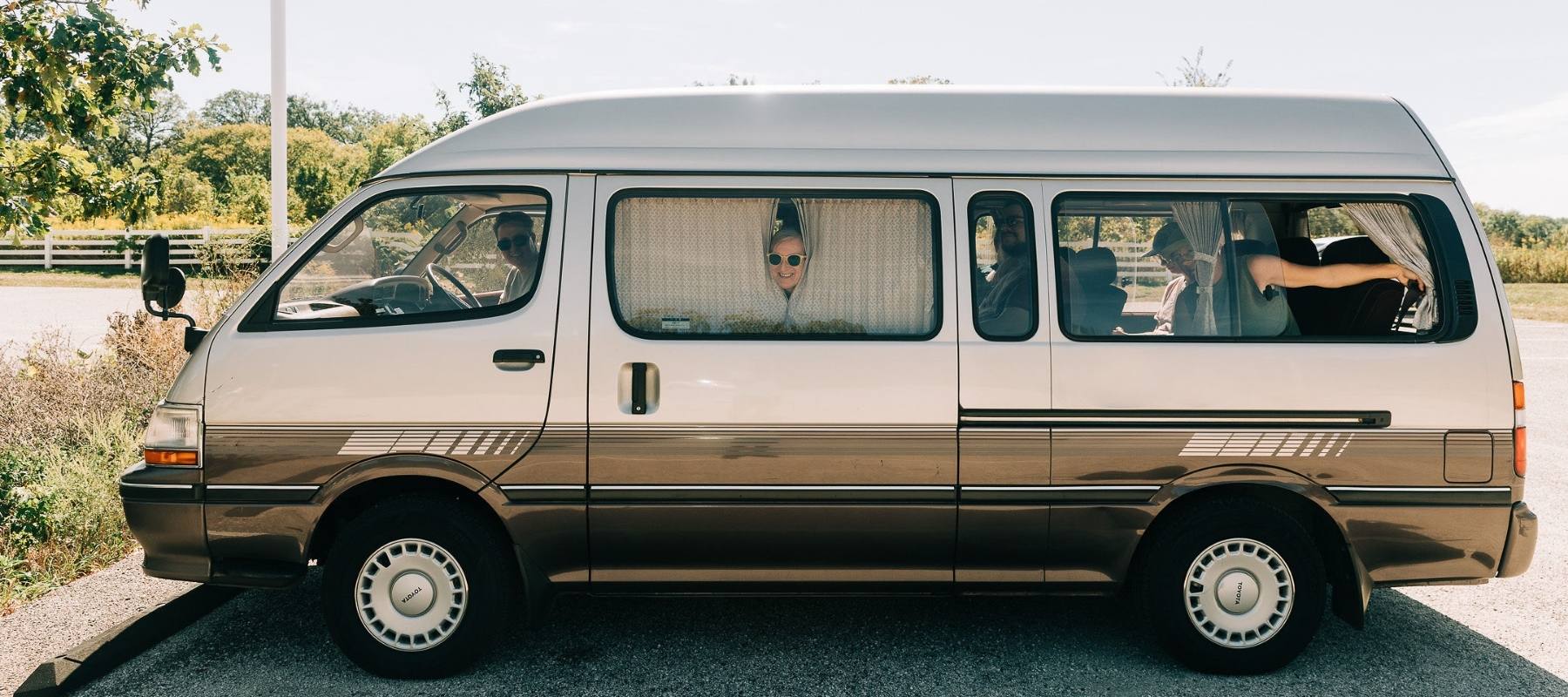 WHAT WE WANT HIACEROOFGRIP ウォールナット Rigs We Dig: Erica Zazo's 1992 Toyota HiAce Grand Cabin - HEST